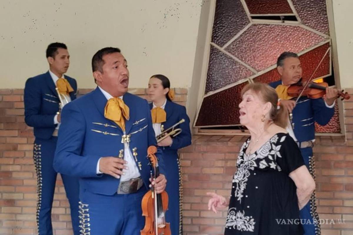 $!El mariachi Sonidos de México deleitó a los asistentes con las emotivas interpretaciones.
