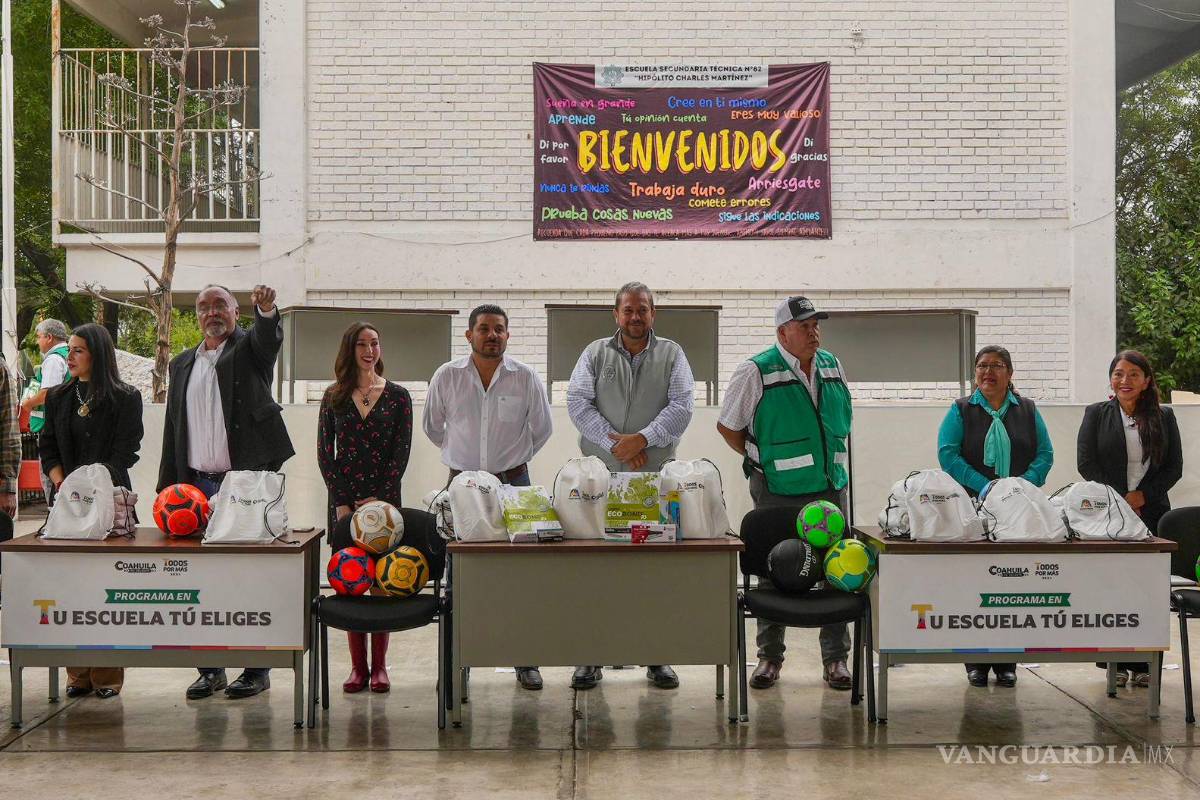 Entregan útiles y mobiliario escolar en la Secundaria Técnica 82 de Ramos Arizpe