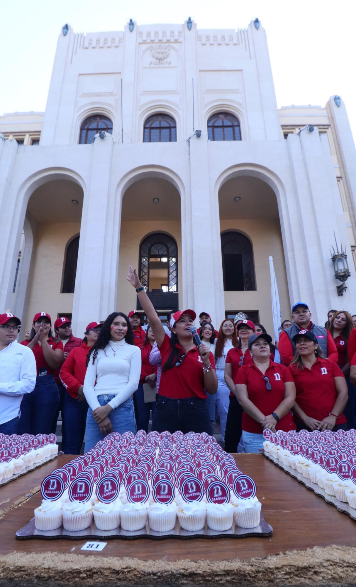 $!Alumnos y personal disfrutan de pastel y comida durante la fiesta que marca un hito en la historia del Ateneo.