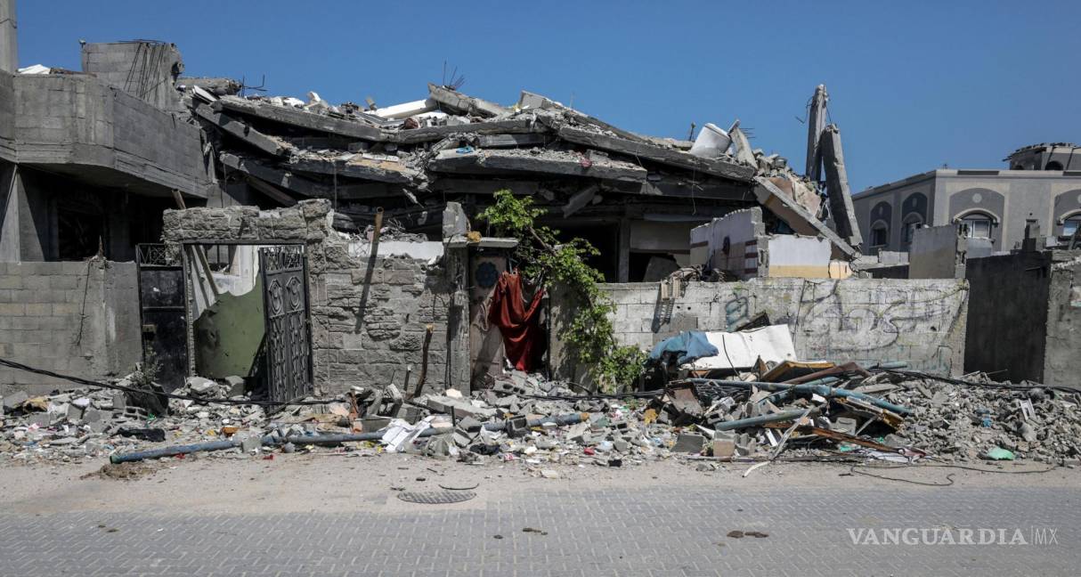 $!Vista de un edificio destruido tras un ataque aéreo israelí en el campo de refugiados de Al Nuseirat, en el centro de la Franja de Gaza.