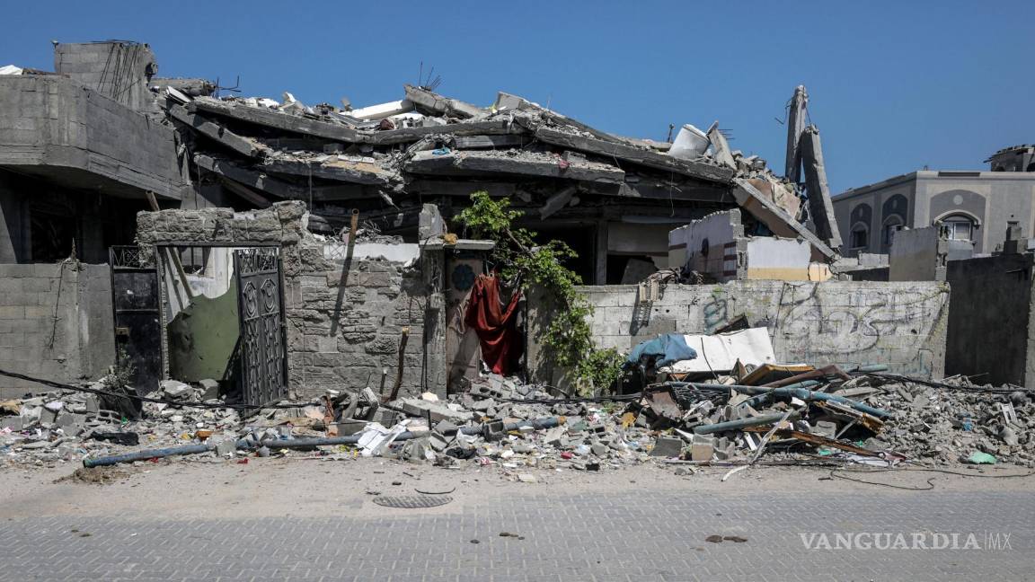 $!Vista de un edificio destruido tras un ataque aéreo israelí en el campo de refugiados de Al Nuseirat, en el centro de la Franja de Gaza.