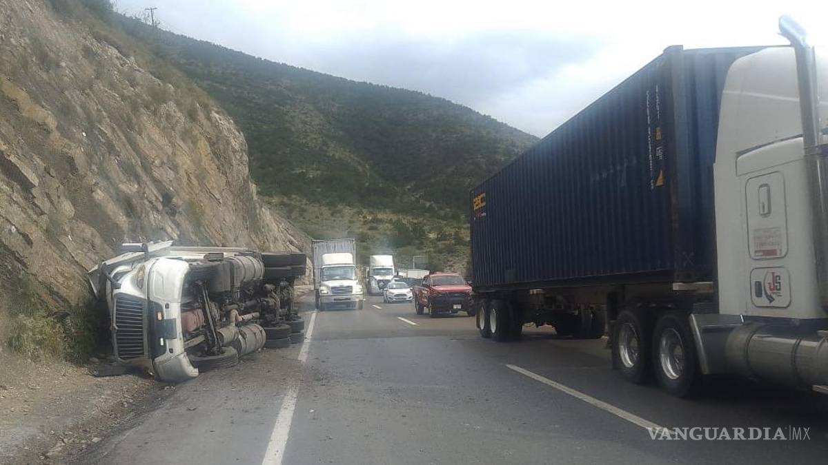 Volcadura en Los Chorros paraliza la circulación