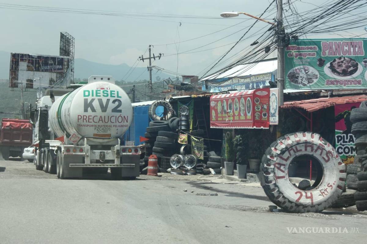 Huachicoleros venden gasolina ‘descaradamente’ en plena carretera