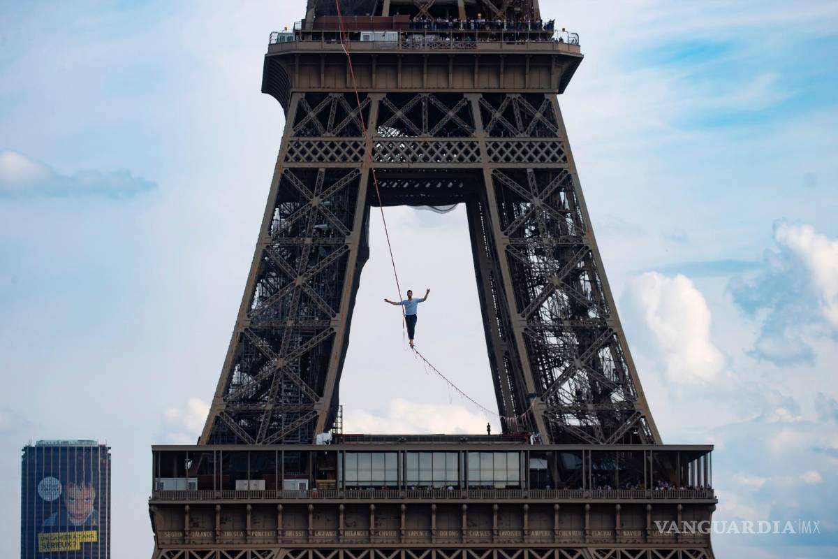 Así camina Nathan Paulin sobre una una cuerda desde la Torre Eiffel hasta el Palais Chaillot