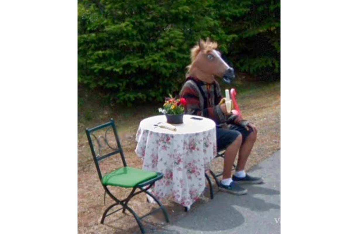 Encuentran bizarra escena de hombre con máscara de caballo en Google Maps