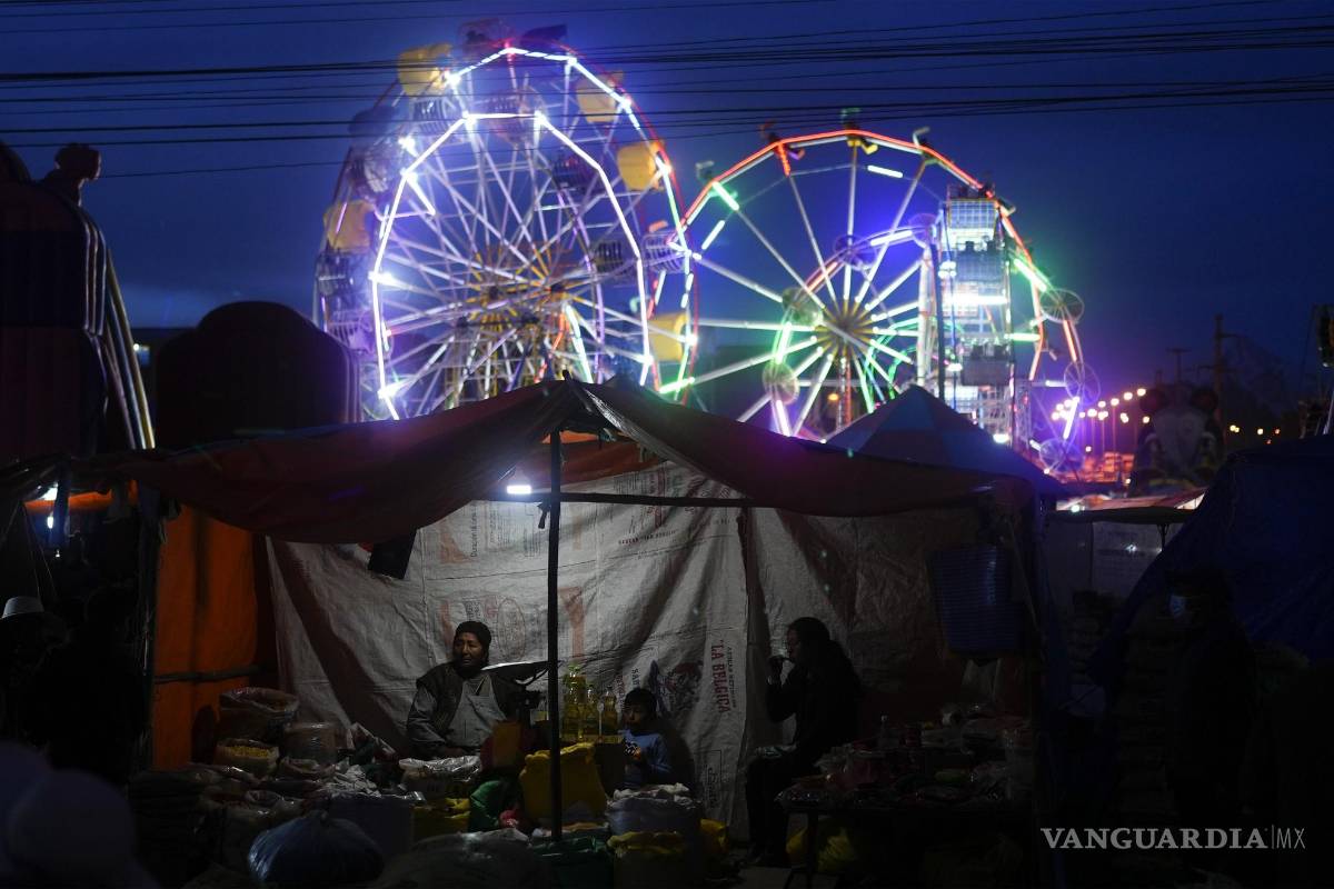 $!Un vendedor de verduras espera clientes en la Feria de Ramos, en El Alto, Bolivia, el 2 de abril de 2023.