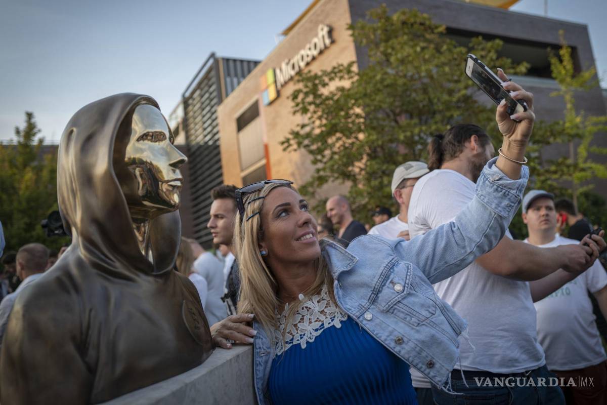 En Budapest dedican una estatua al misterioso fundador de Bitcoin