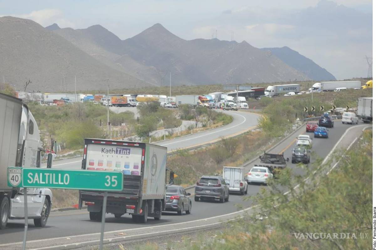 Caos vial en carretera Monterrey-Saltillo duró más de 8 horas, tras volcadura de pipa