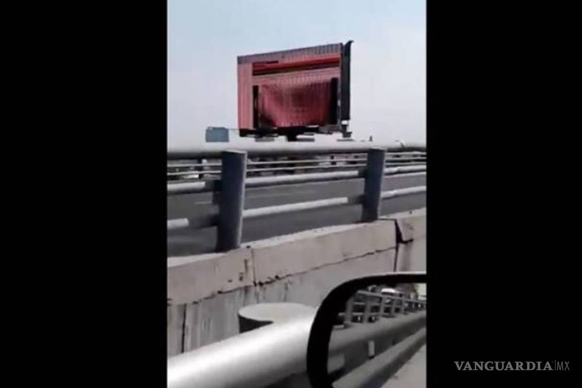 $!Muere bombero al intentar apagar espectacular que proyectaba porno