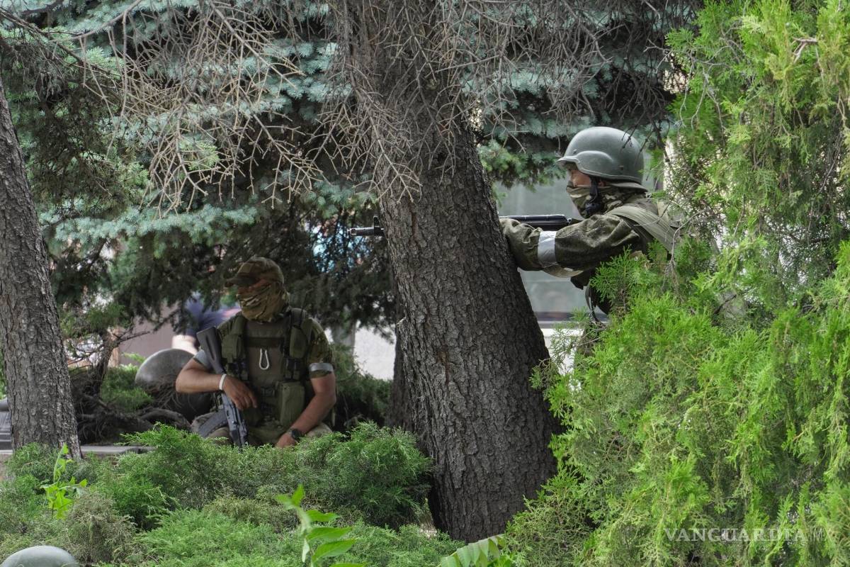 $!Soldados de la compañía militar privada (PMC) Wagner Group montan guardia en el centro de Rostov del Don, en el sur de Rusia.