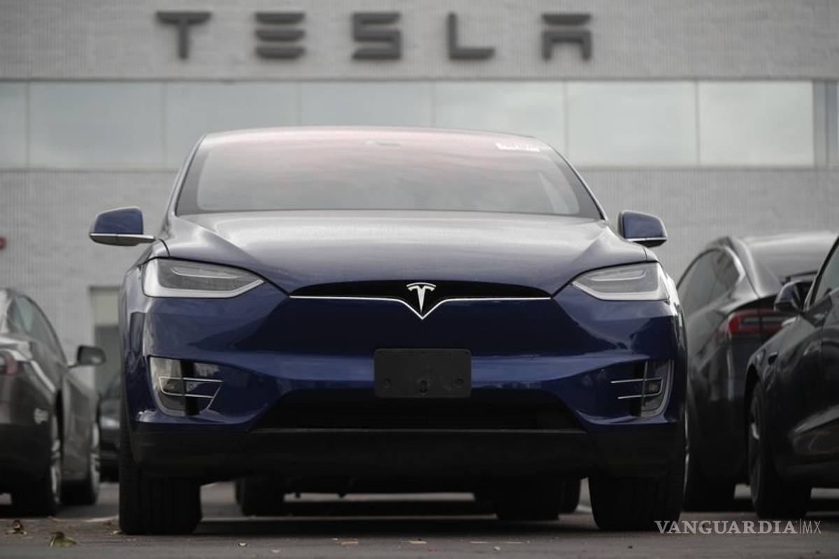 Tesla lanza función para que vehículos detecten altos