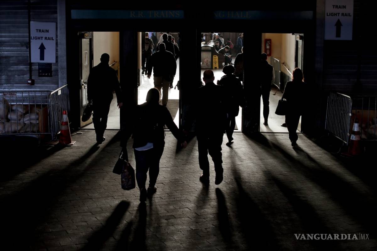 Tren de Nueva York queda varado en túnel y luego ocurre estampida