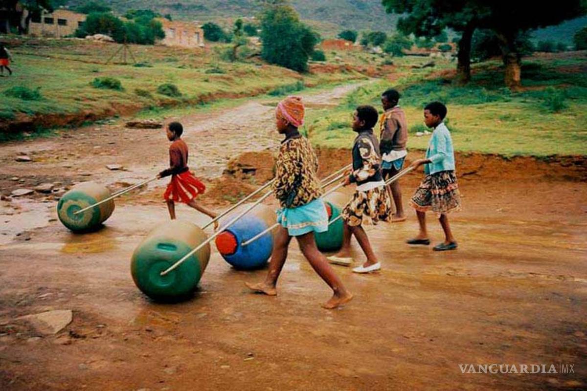 Cilindro Hipo: Invento para transportar agua potable en África