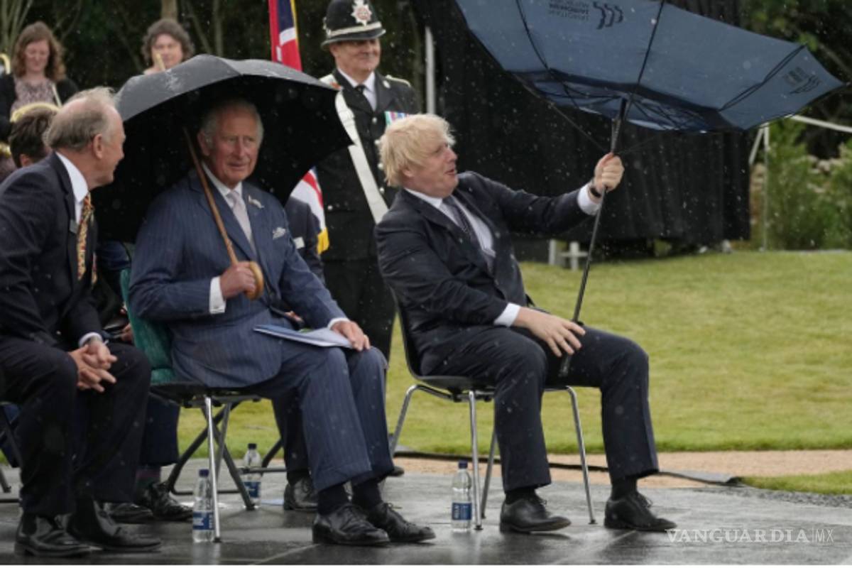 Boris Johnson y su divertida escena con un paraguas se hace viral