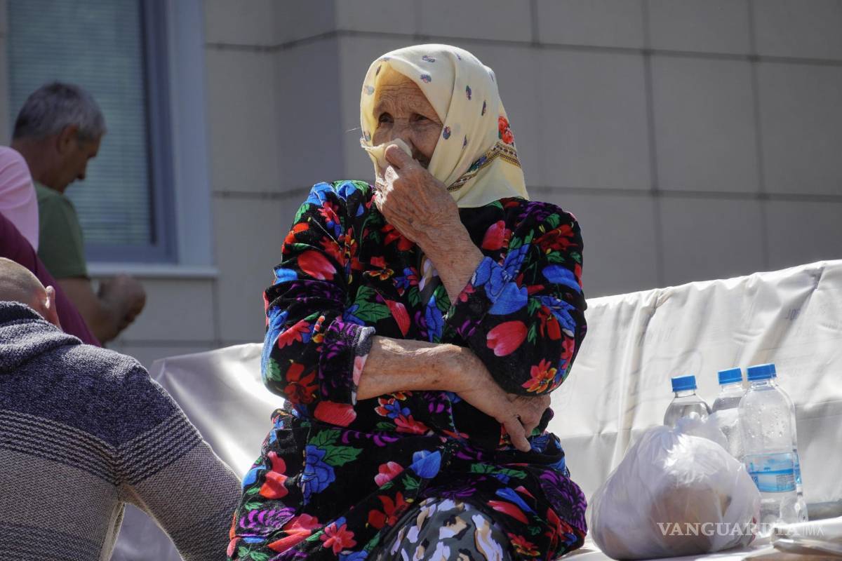 $!Una mujer, evacuada de la frontera de la región de Kursk, recibe ayuda humanitaria a su llegada al centro de Kursk, Rusia.
