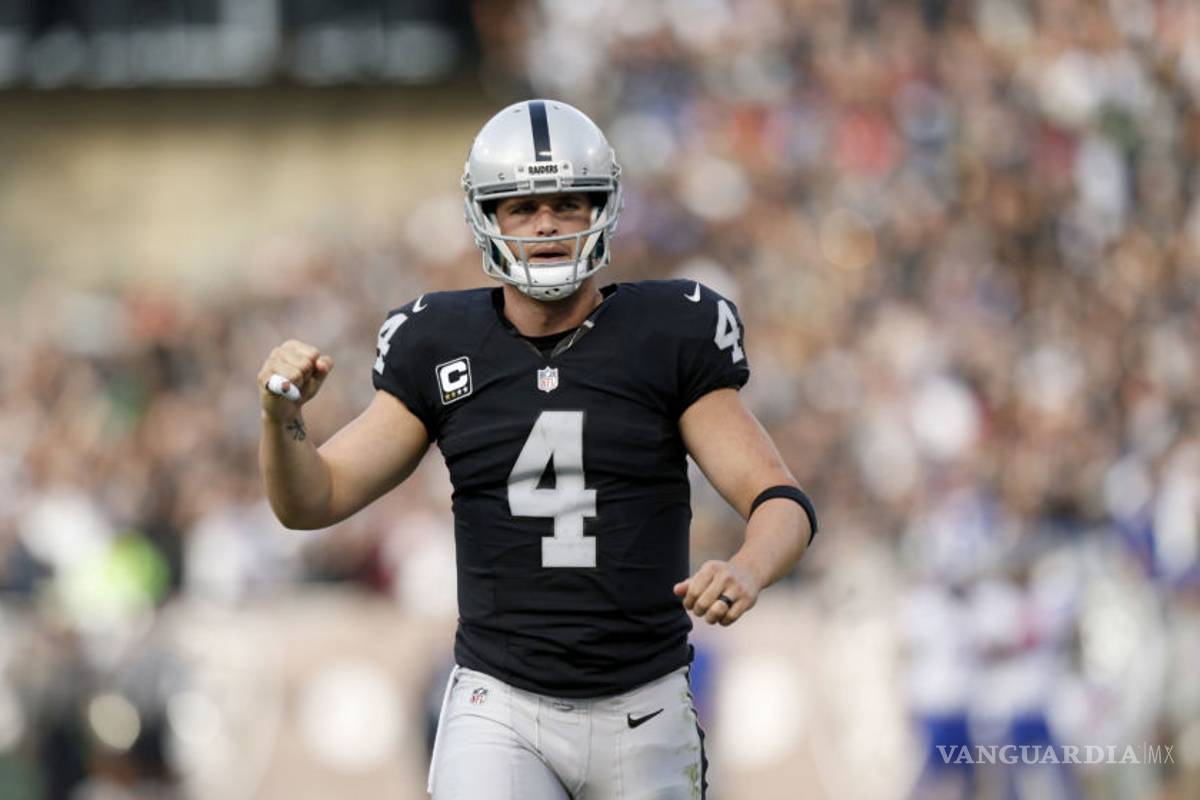 Derek Carr cerca de ser el mariscal de campo mejor pagado de la NFL