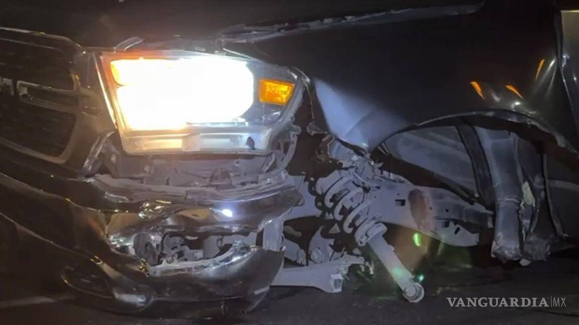 $!Uno de los neumáticos delanteros se desprendió tras el fuerte impacto de la camioneta.