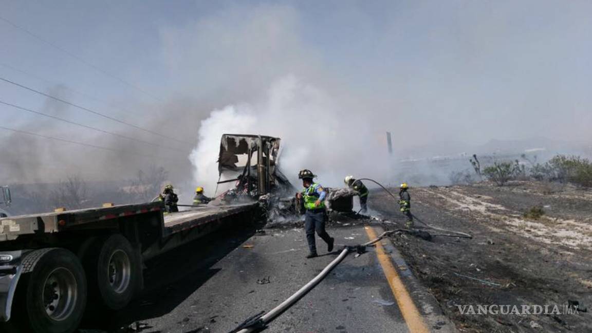 $!Carambola provoca caos en la carretera Saltillo-Monterrey