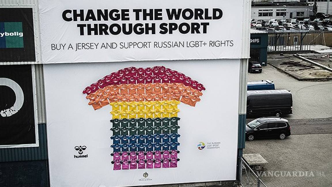 Marca de deportes danesa lanza jersey gigante con los colores del arcoíris para promover la aceptación a la comunidad LGBT rusa