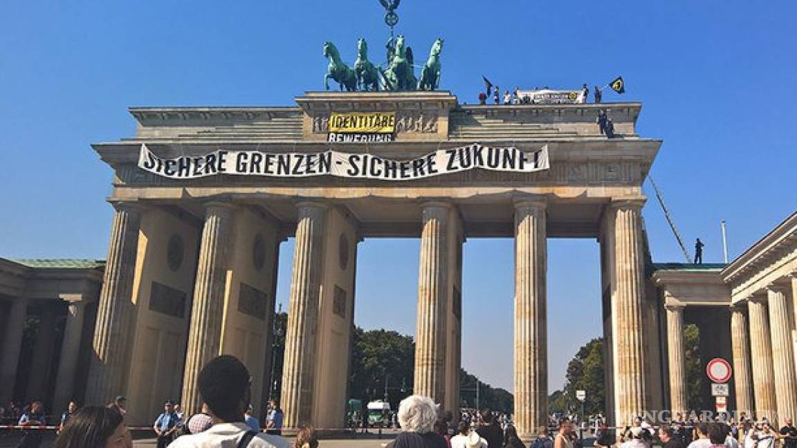 Protesta antiislámica encima de icónico monumento en Berlín