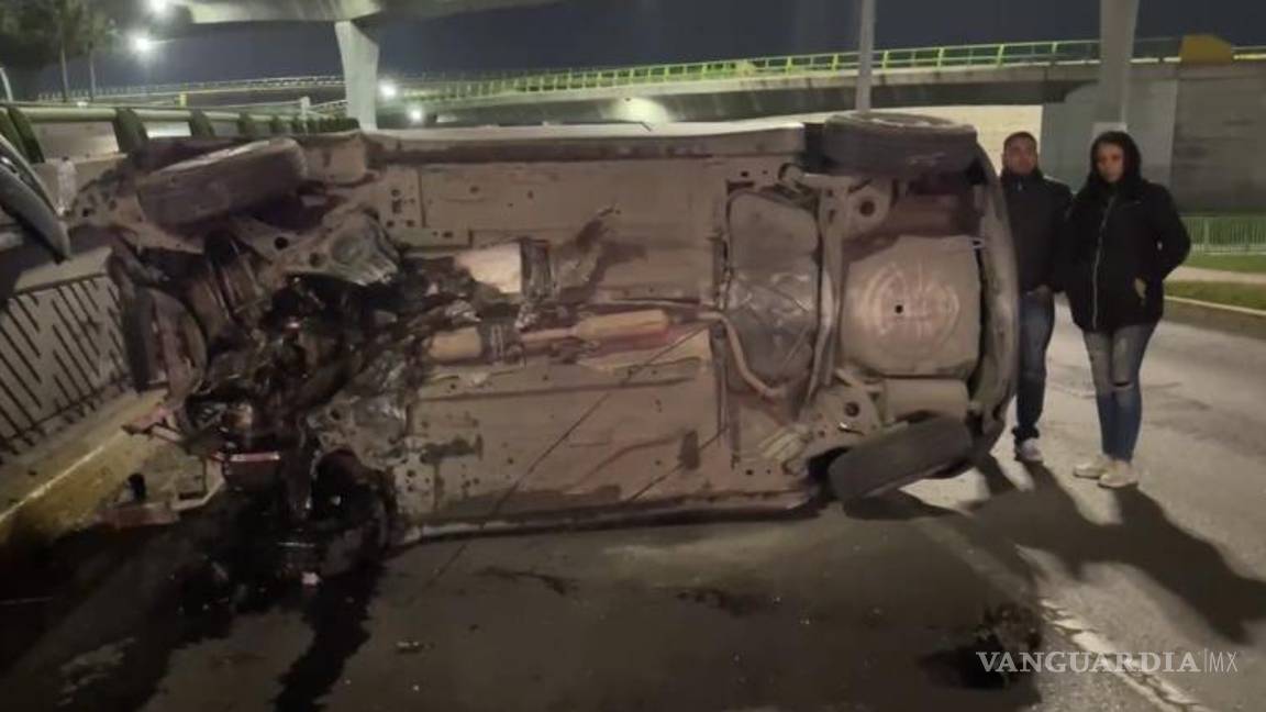 $!Agentes de la Policía Municipal de Tránsito realizaron investigaciones en la escena del accidente en el distribuidor vial.