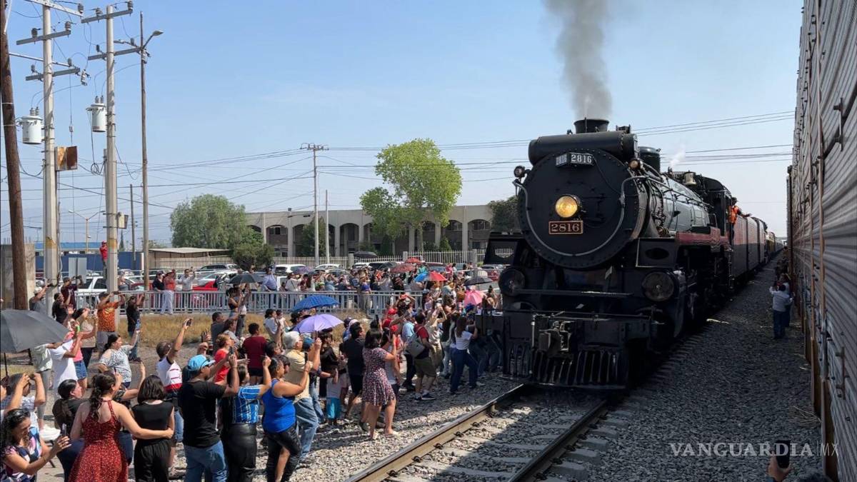 Entre aplausos, reciben saltillenses a ‘La Emperatriz’, locomotora con destino a CDMX