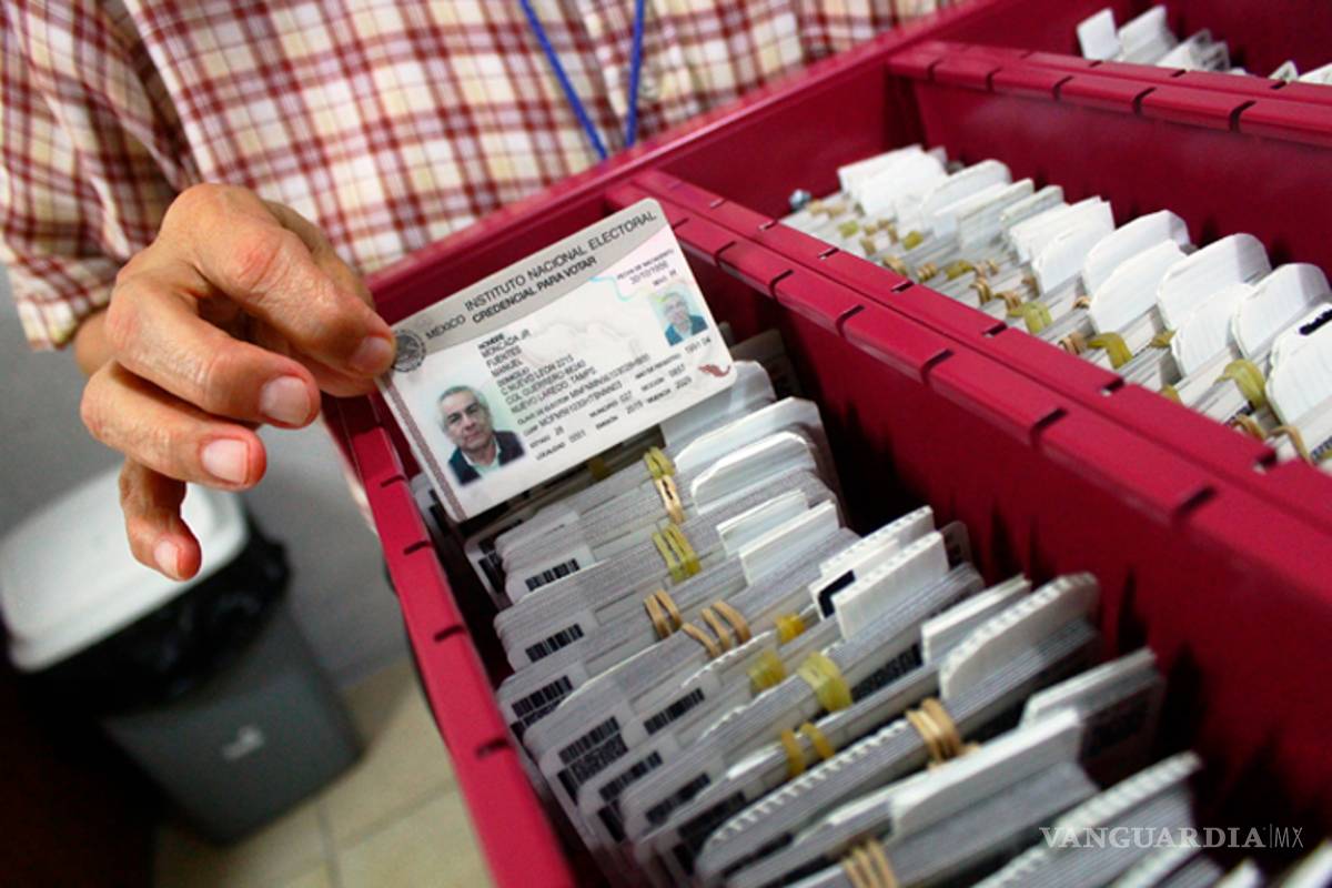 Segob pide al INE fotografías y huellas de credenciales para votar