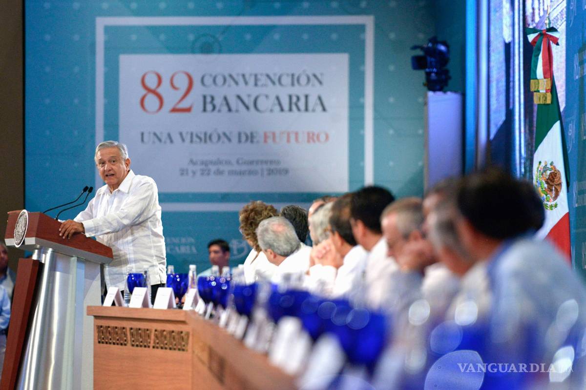 AMLO pide a banqueros bajar comisiones y ellos ofrecen 'dialogo abierto'
