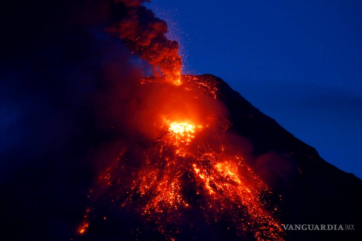 Volcán Mayon en Filipinas arroja ríos de lava y columnas de cenizas