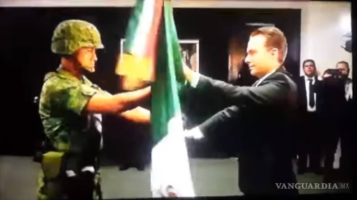 Soldado le arrebata bandera a Manuel Velasco y se vuelve viral