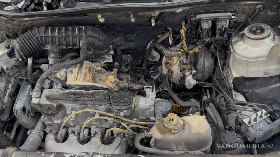 $!Elementos del Cuerpo de Bomberos realizaron labores de revisión y enfriamiento del vehículo.