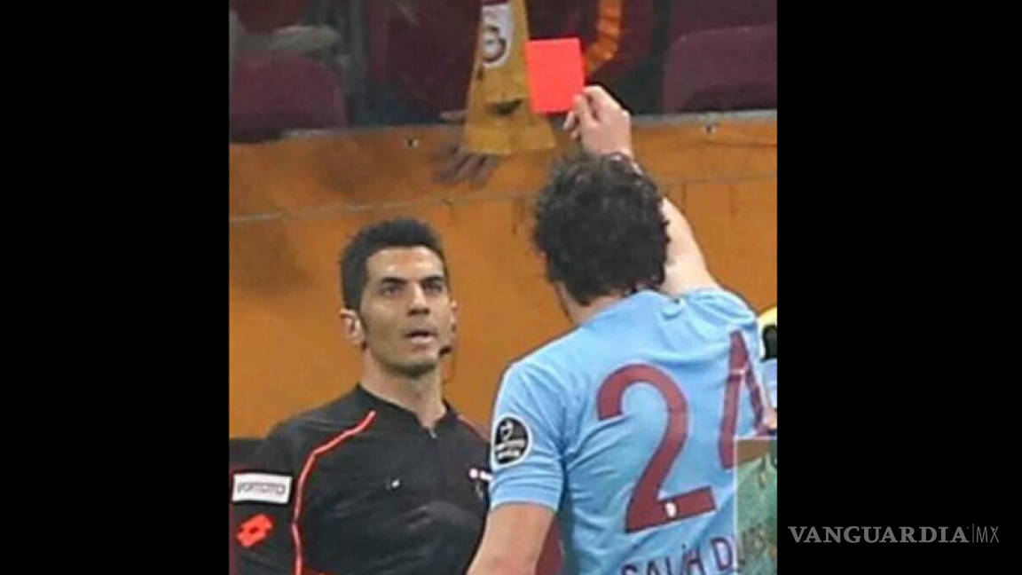 Jugador muestra tarjeta roja a árbitro y desata polémica en fútbol turco
