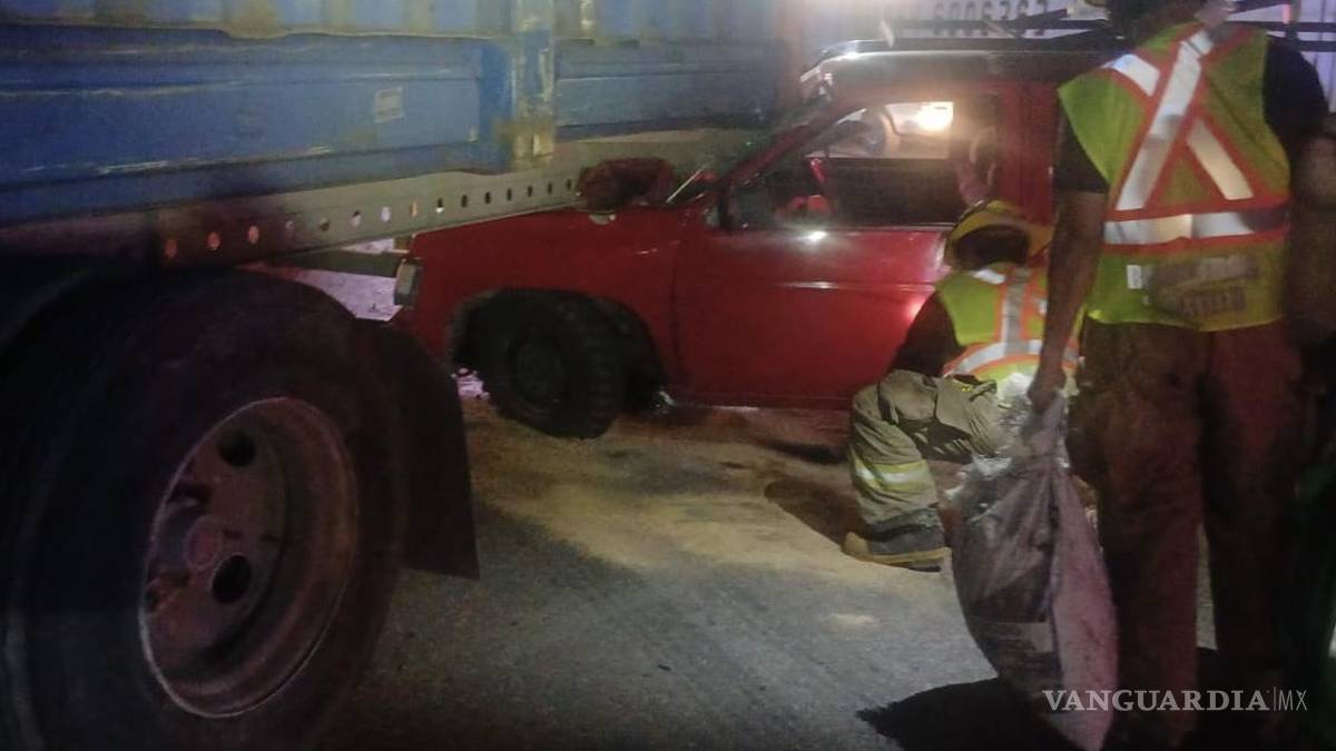 Adulto mayor se impacta contra caja de un tráiler, en Saltillo