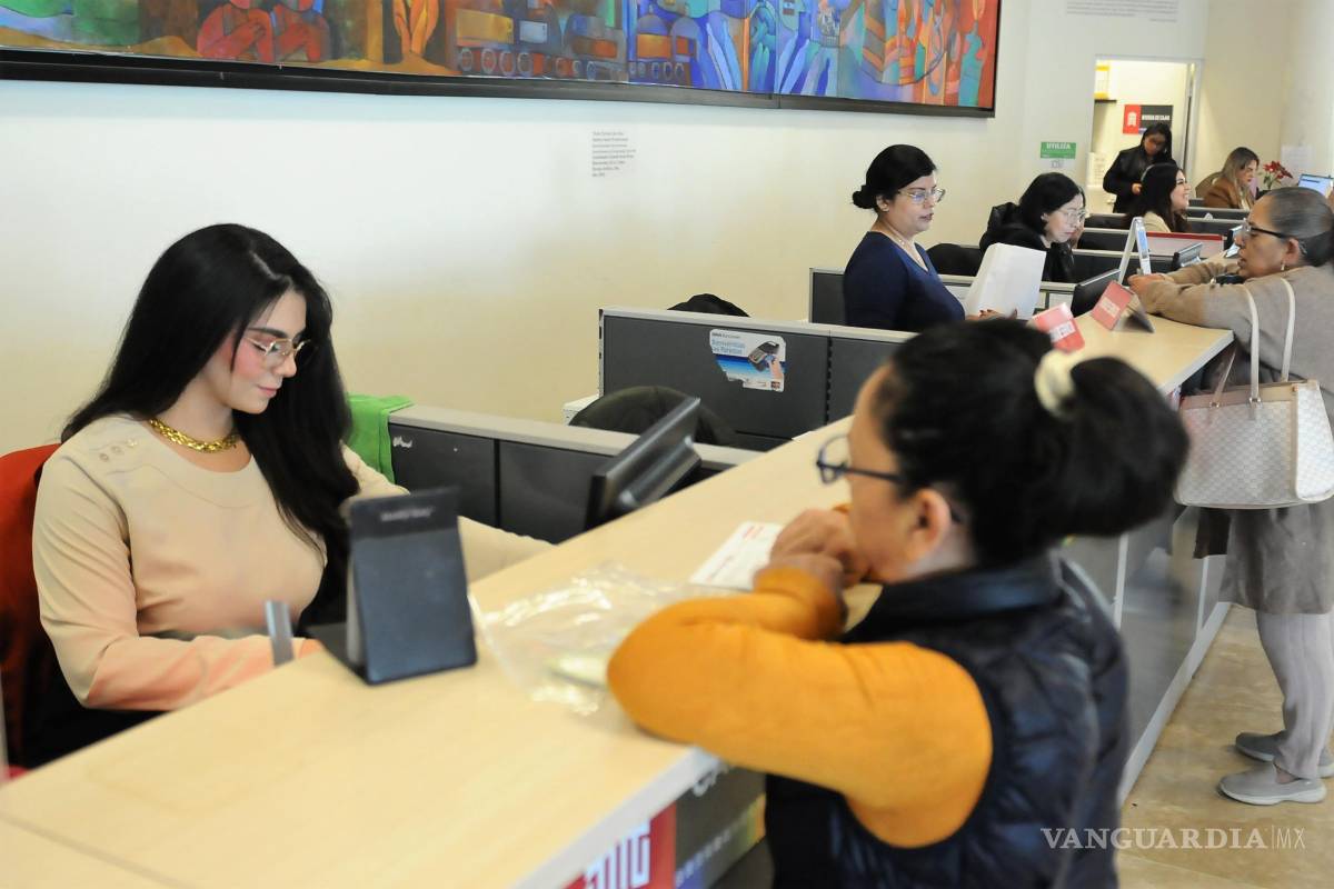$!Las cajas municipales registraron movimiento constante durante el primer día de cobro.