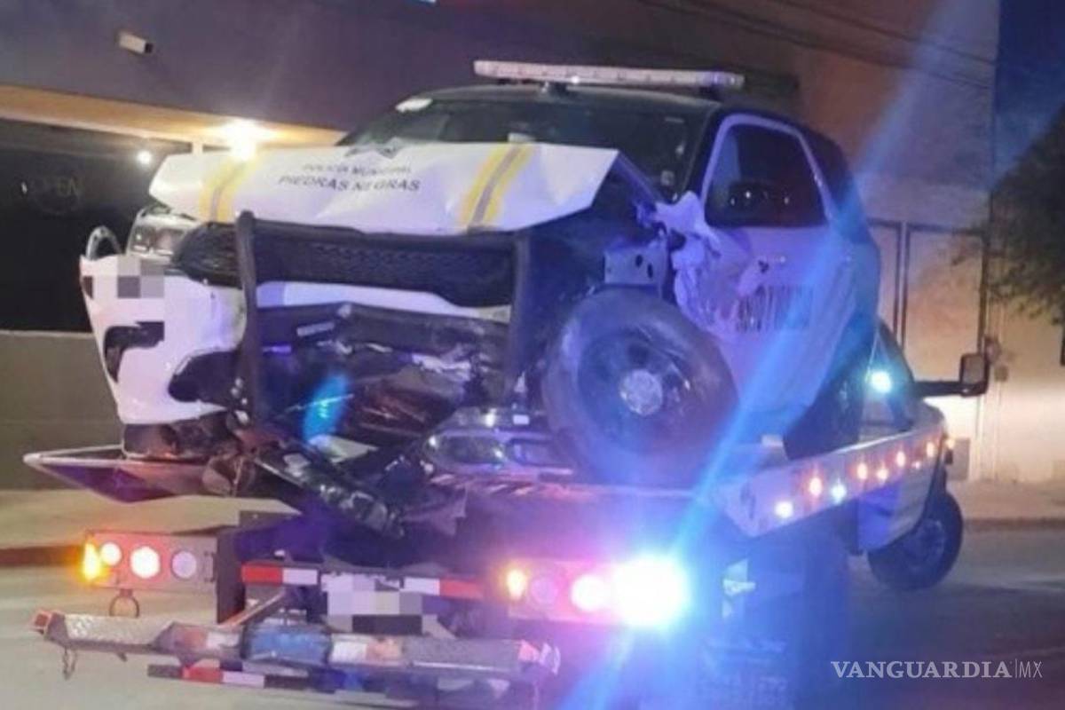 Ignoran oficiales luz roja y termina patrulla destruida tras choque en Piedras Negras