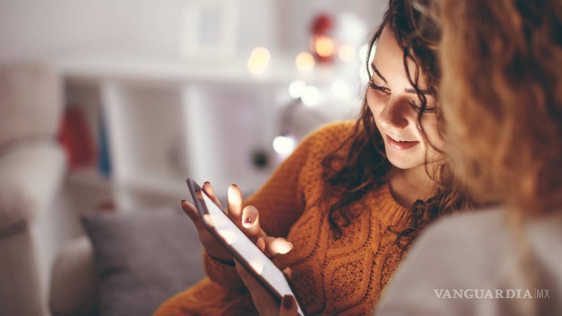 $!Madre explicando a su hija el uso seguro de un dispositivo.