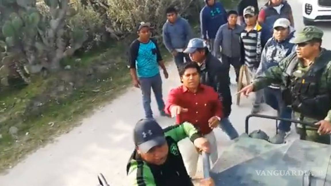 Ladrones de combustible enfrentan a convoy militar en Puebla