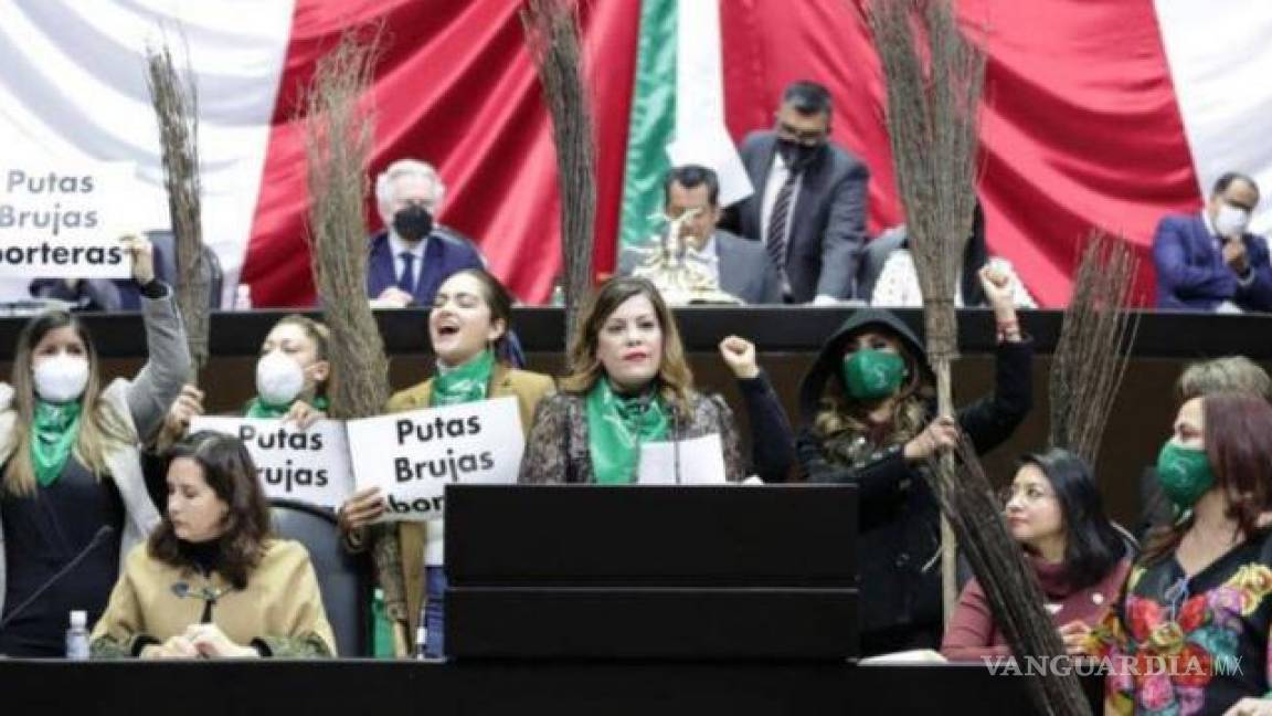 ‘Putas, Brujas, Aborteras’, así protestaron las diputadas de Morena y PT en la discusión del PEF; el PAN acusa brujería