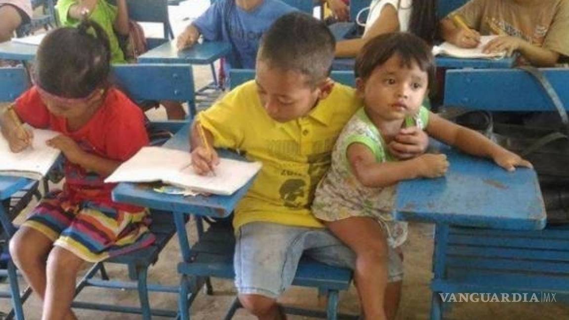 Niño llevó a su hermano menor a la escuela, para no perder clases