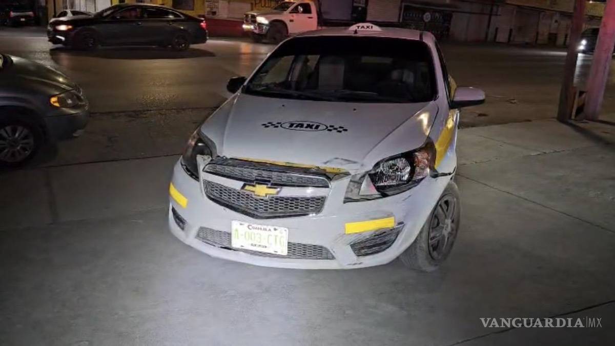 Taxi derriba a menor motociclista, en Saltillo