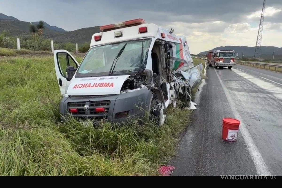 $!El fuerte impacto dejó daños severos en la ambulancia y lesiones a su personal.