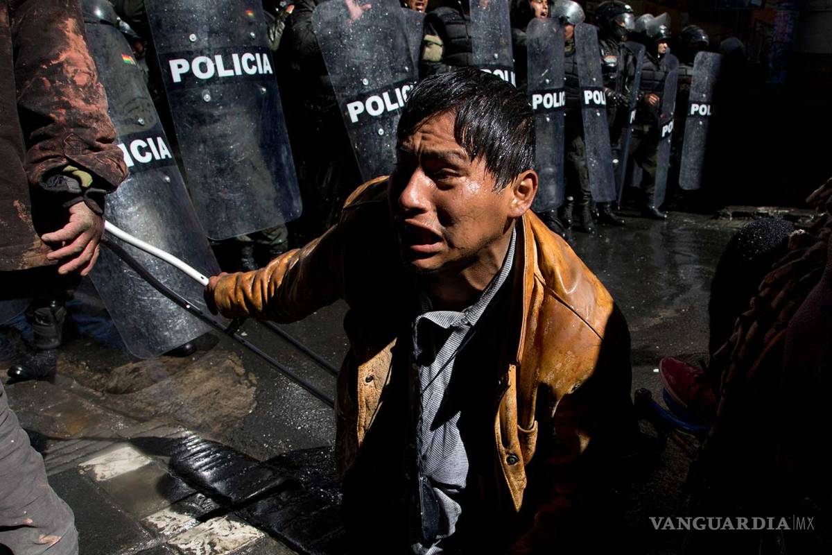 A chorros de agua, policía de Bolivia dispersa protesta de discapacitados