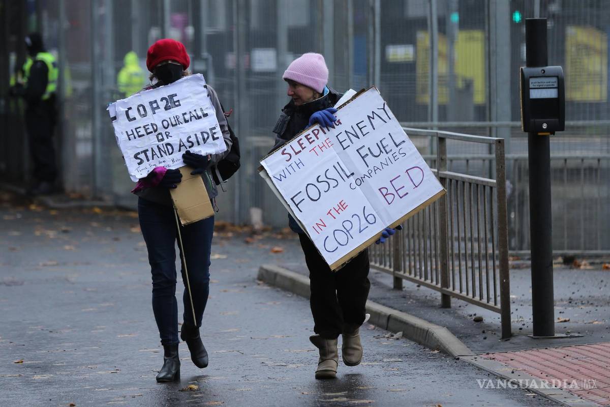 $!Activistas asisten a una manifestación durante la Cumbre del Clima de la ONU COP26 en Glasgow, Escocia. EFE/EPA/Robert Perry