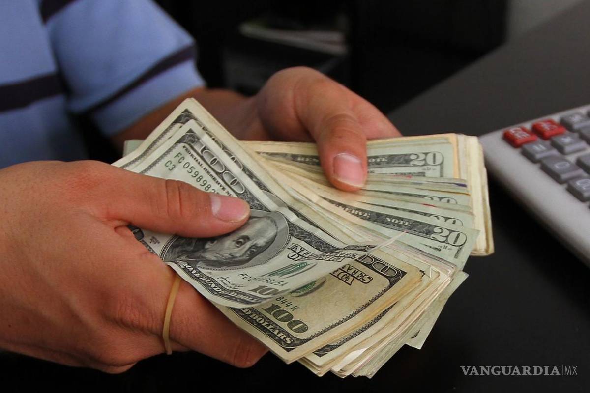 Por las amenazas comerciales de Trump, el dólar se encarece 63 centavos