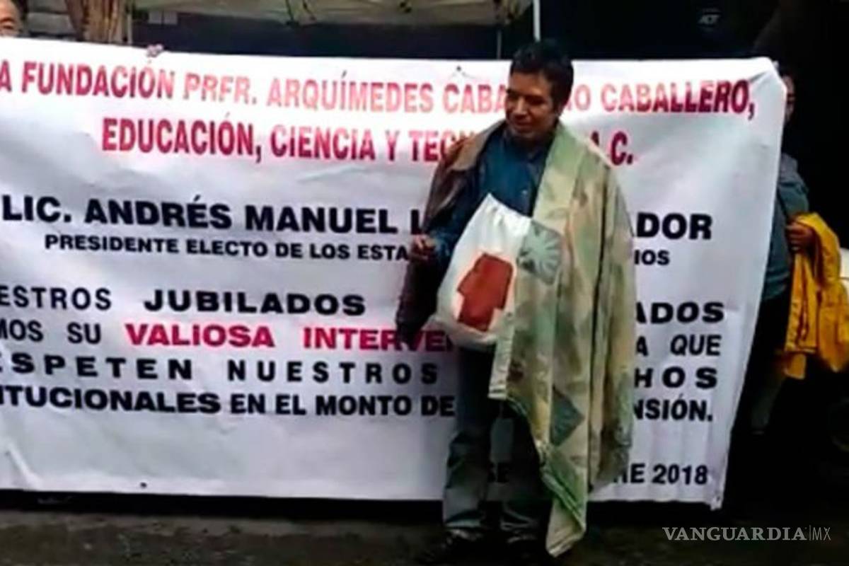 Hombre intenta prenderse fuego frente a oficinas de AMLO
