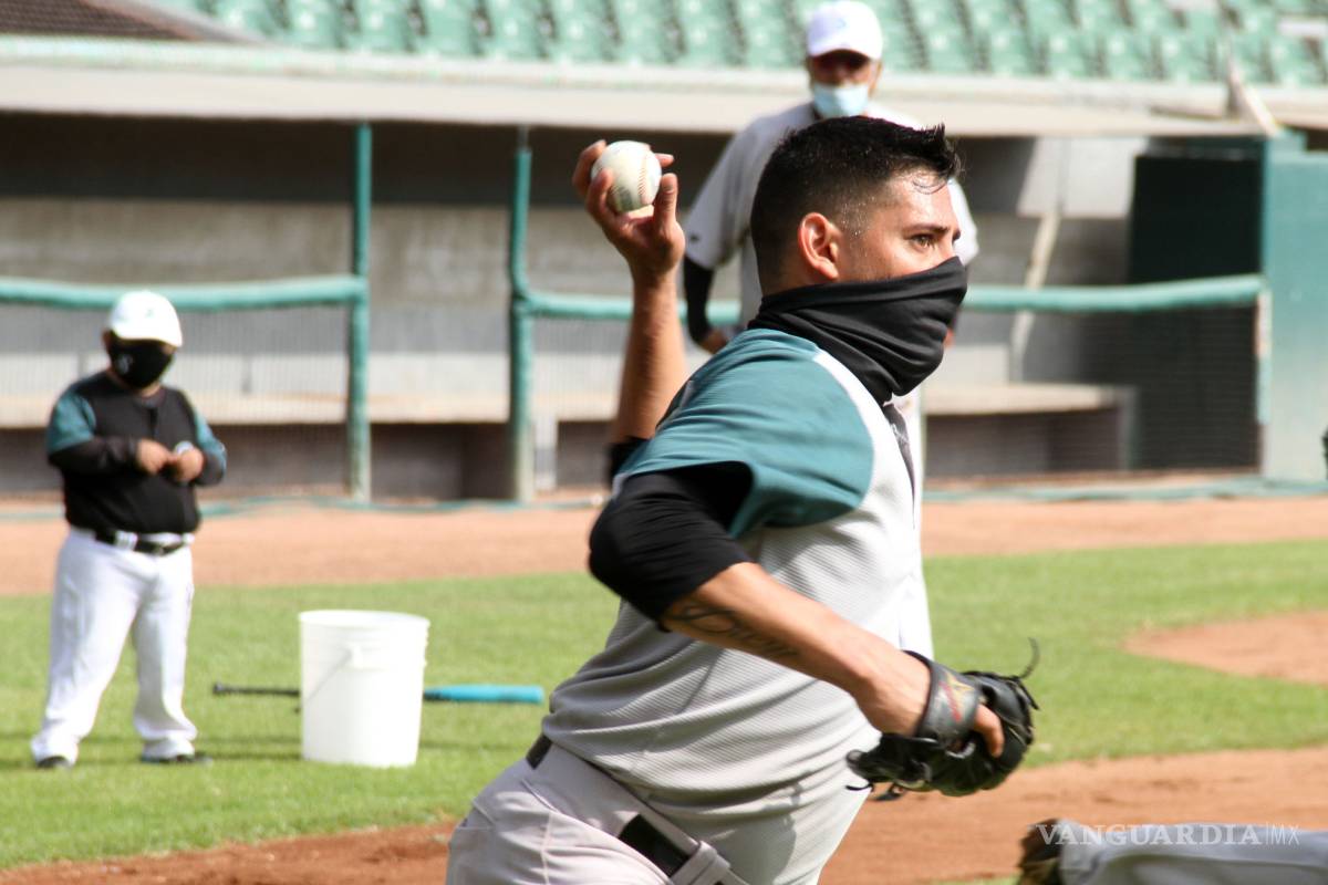 Miguel Peña llega con el brazo listo para la acción