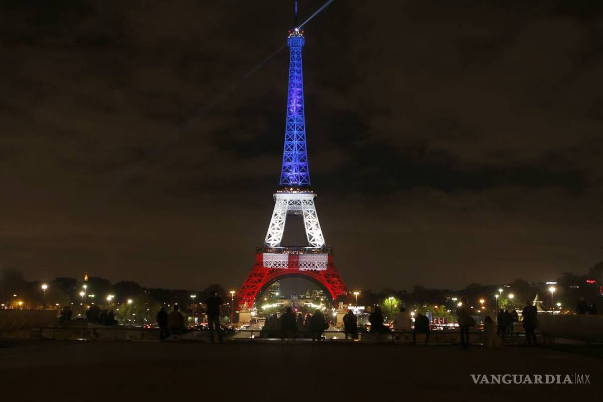 Colores nacionales de Francia iluminan la Torre Eiffel