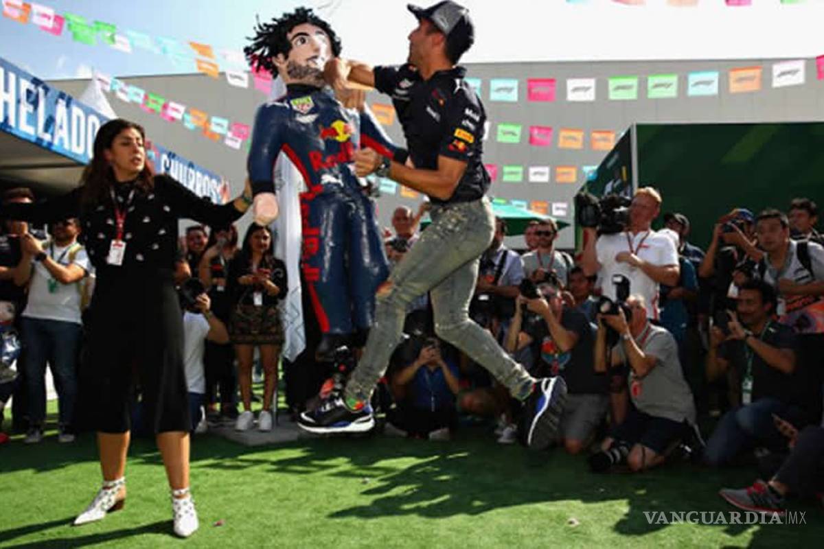 $!Pilotos de la F1 rompen piñatas previo al arranque del Gran Premio de México