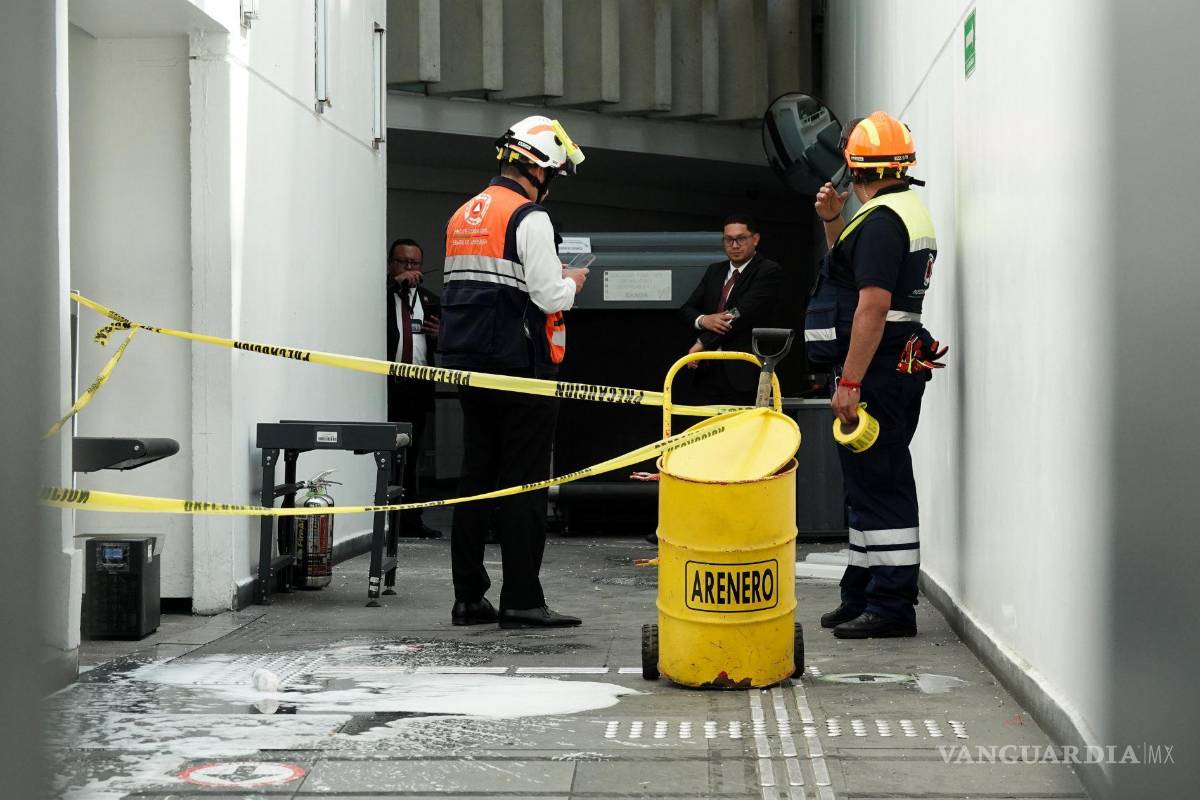 Manifestantes por 43 normalistas de Ayotzinapa lanzan petardos al Senado