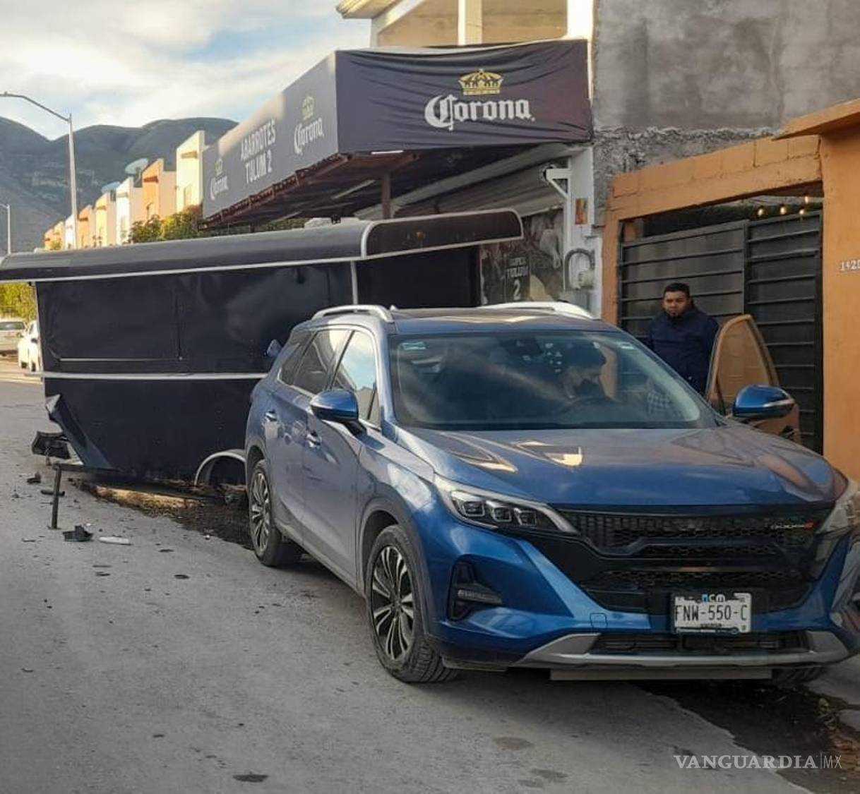 $!Un automóvil chocó contra un puesto de comida y una camioneta estacionada antes de darse a la fuga.